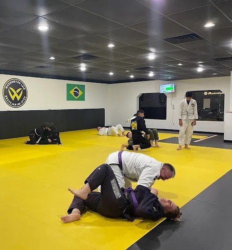 Adult Fundamentals students rolling on the mat at Washington Luis Brazilian Jiu-Jitsu
